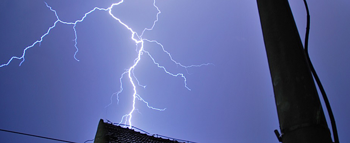 Burze mogą uszkodzić instalację lub spowodować  pożar – jak chronić dom?